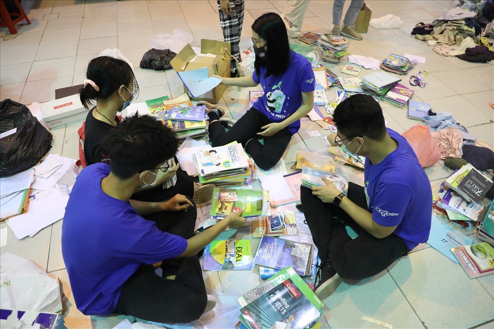 Hà Nội: Lượm hàng tấn giấy vụn, quần áo cũ để làm đồ tái chế