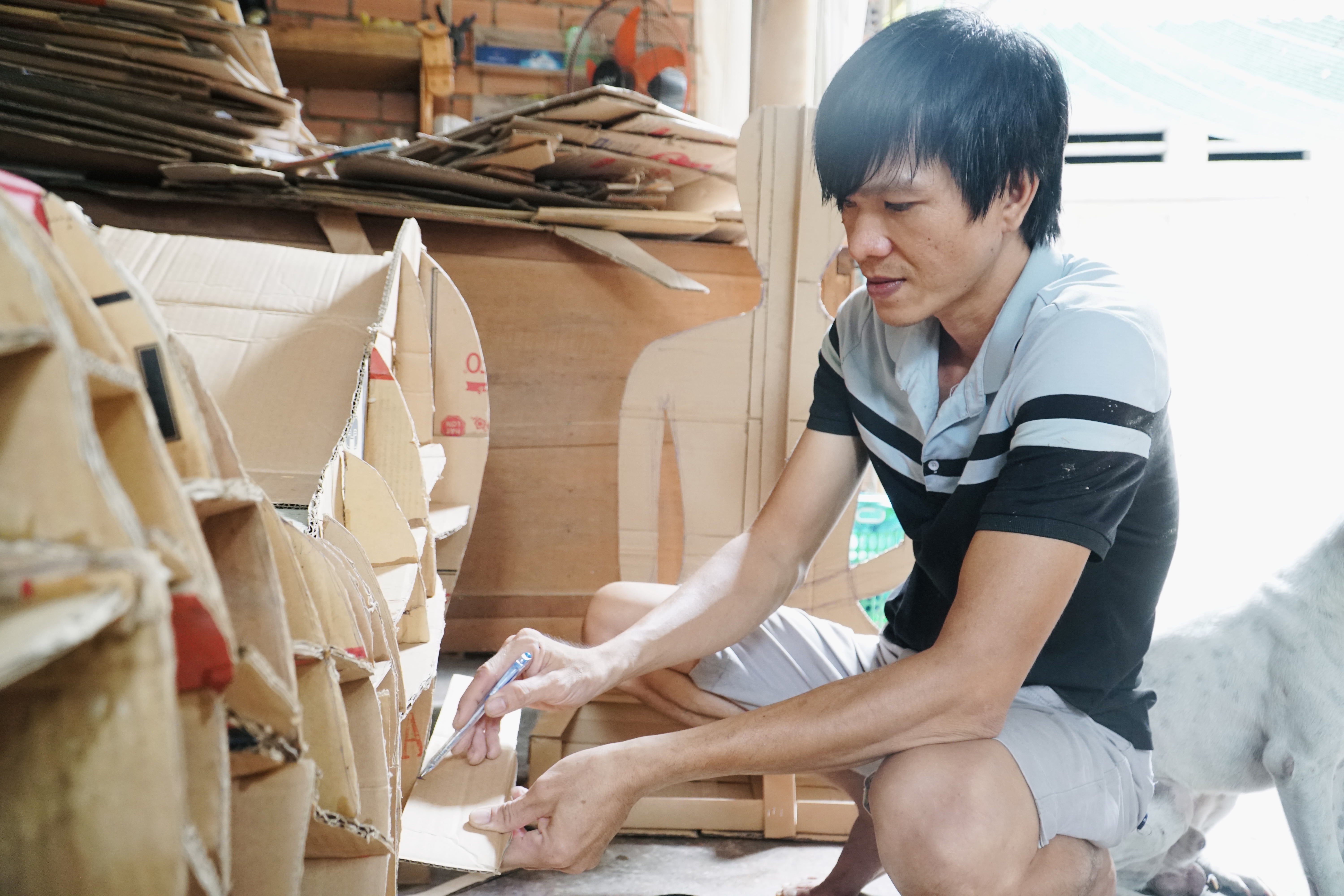 Hô biến bìa giấy carton thành con vật, bàn ghế - ảnh 5