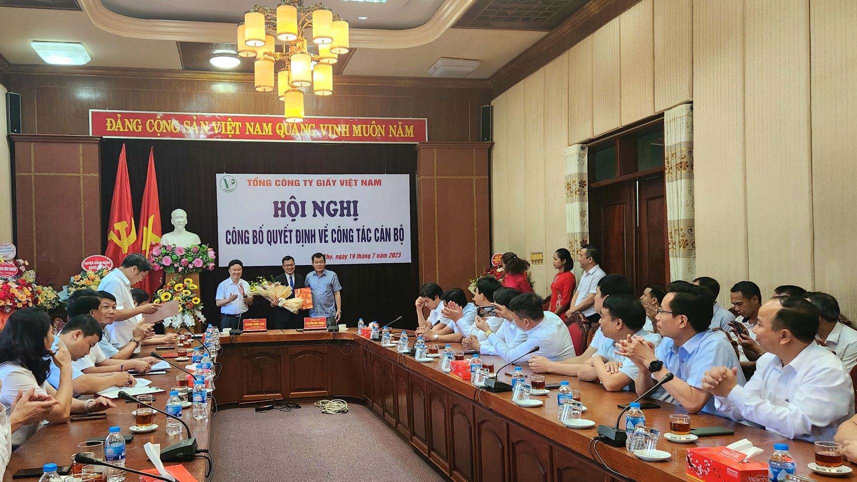 trao quyết định Phó bí thư Đảng ủy Tổng Công ty Giấy Việt Nam