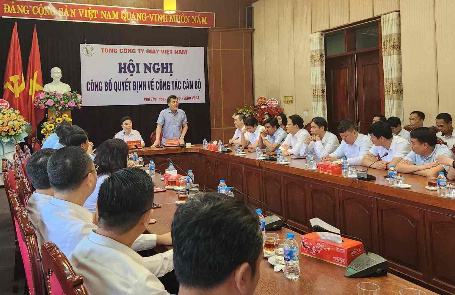 ông Nguyễn Đức Phong phát biểu tại lễ công bố công tác cán bộ của Tổng Công ty Giấy Việt Nam