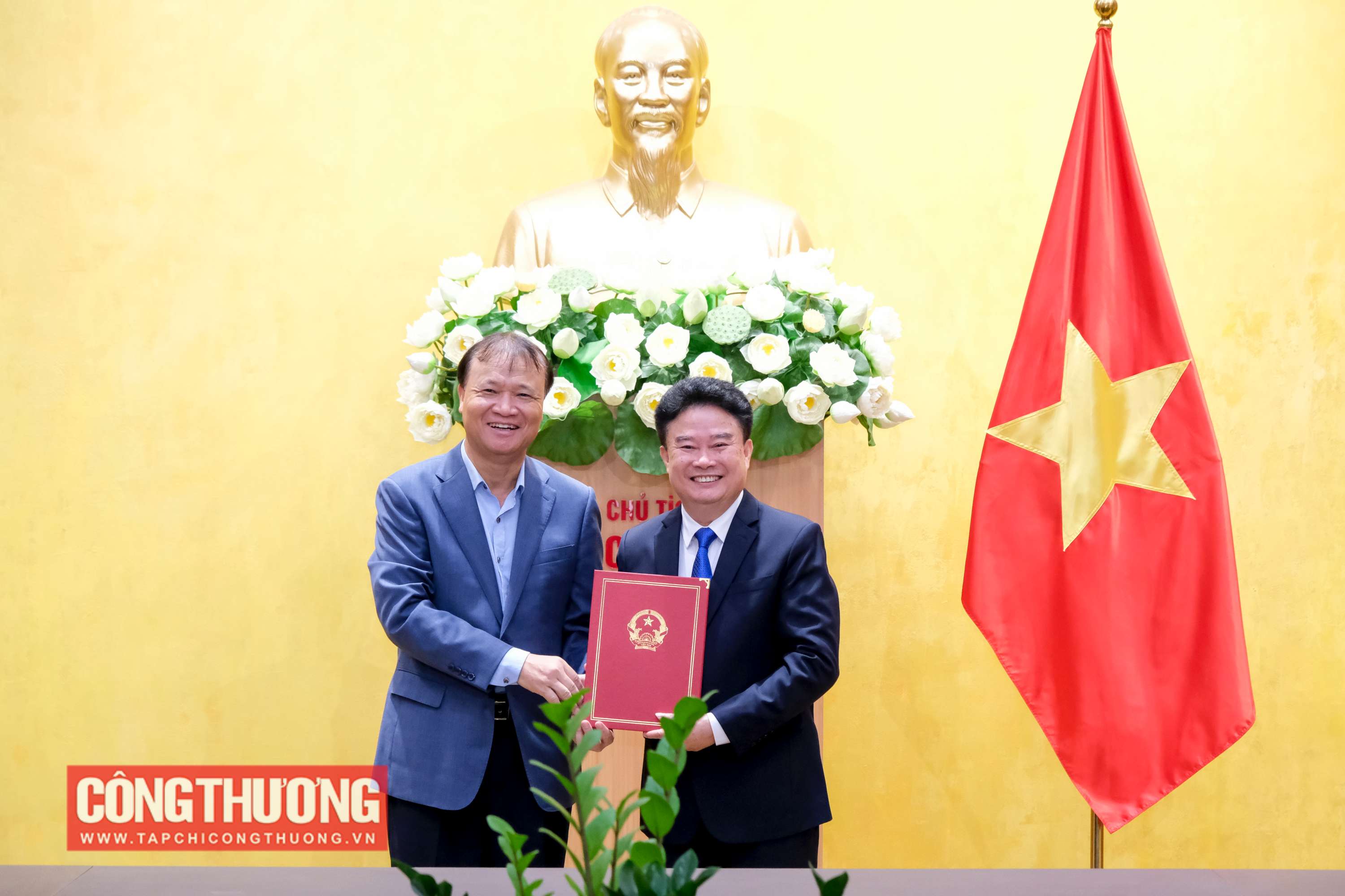 Thứ trưởng Bộ Công Thương Đỗ Thắng Hải trao quyết định bổ nhiệm Phó Cục trưởng Cục Hóa chất cho ông Hoàng Quốc Lâm