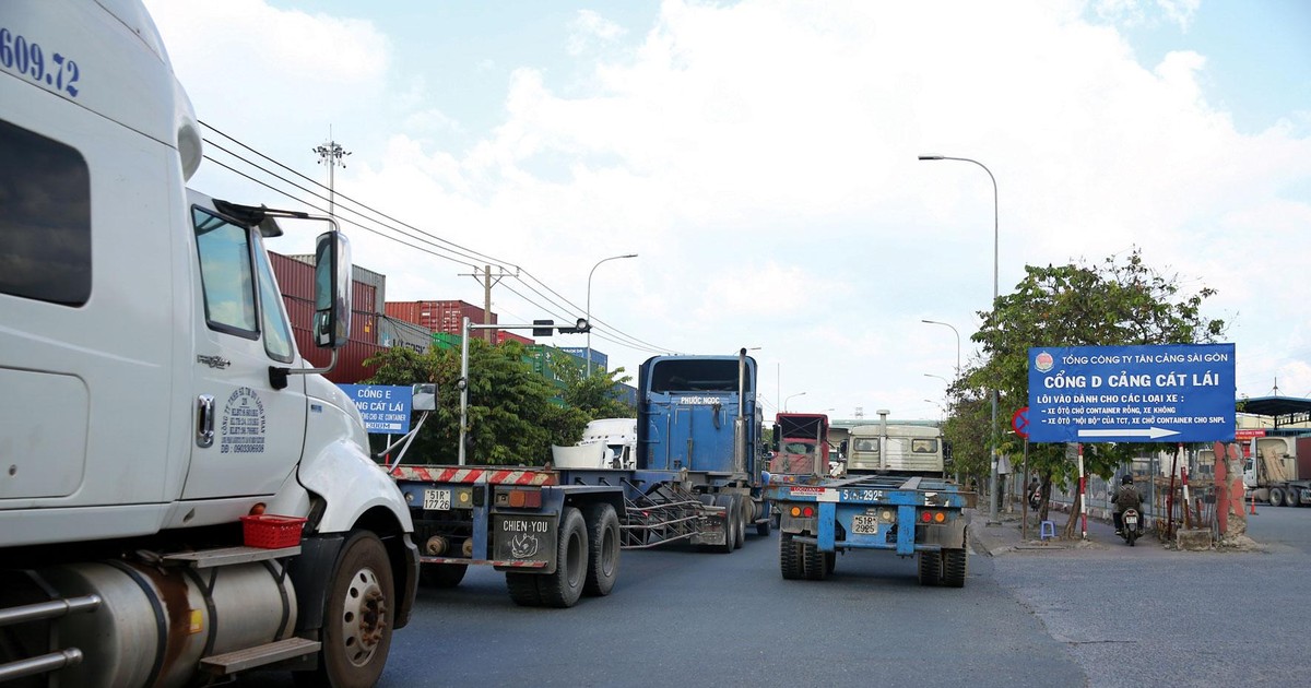 Doanh nghiệp khổ sở vì ùn ứ hàng hóa do nghẽn giao thông tại cảng Cát Lái