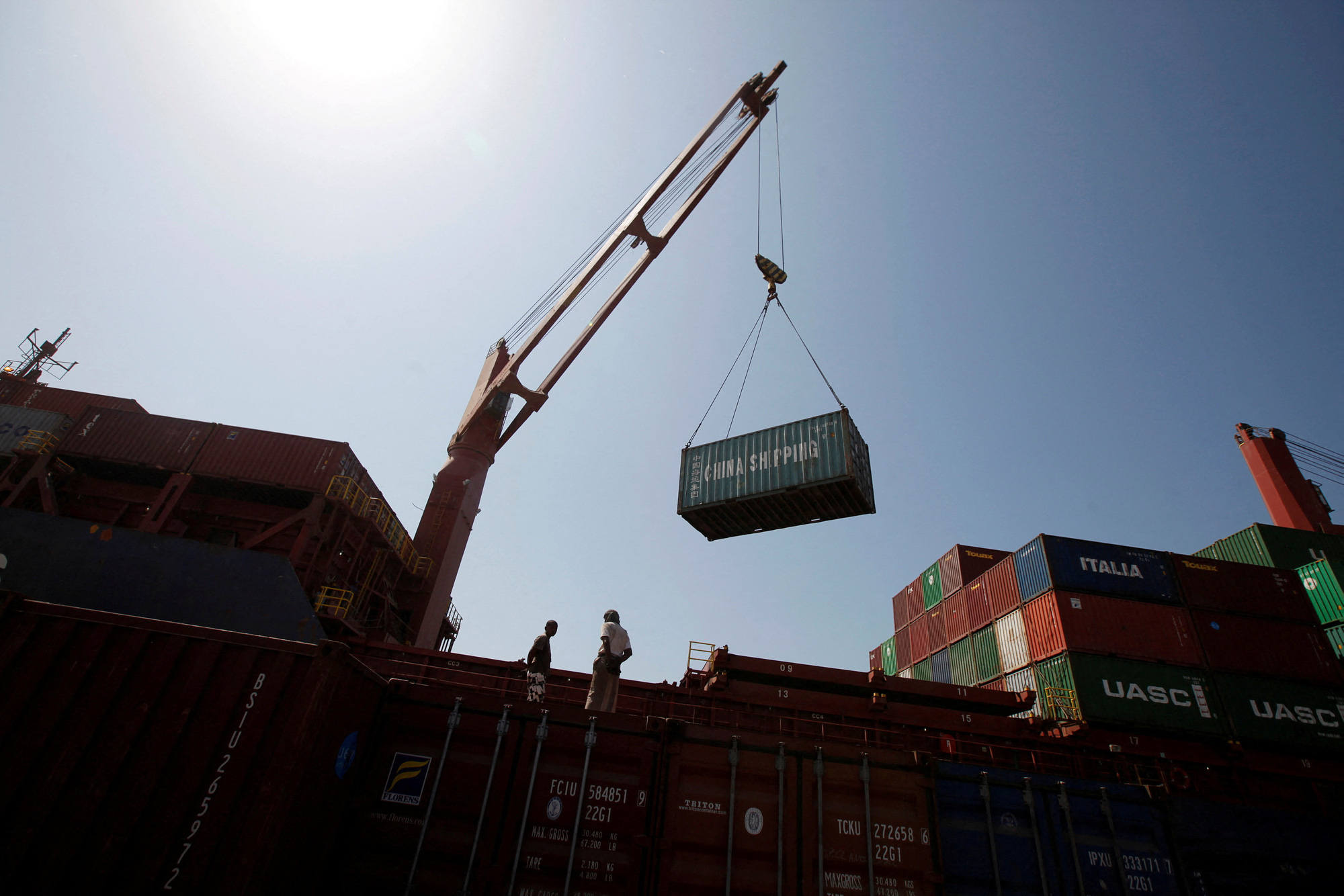 Dỡ container ở cảng Hodeidah ở Yemen, Biển Đỏ - Ảnh: REUTERS Dỡ container ở cảng Hodeidah tại Yemen, Biển Đỏ - Ảnh: REUTERS