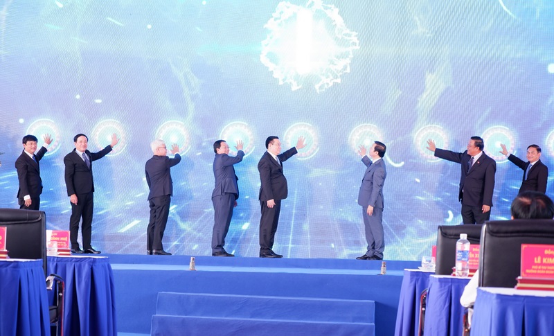 Các đại biểu thực hiện nghi thức khánh thành Khu công nghiệp, đô thị và dịch vụ Becamex Visip Bình Định giai đoạn 1.