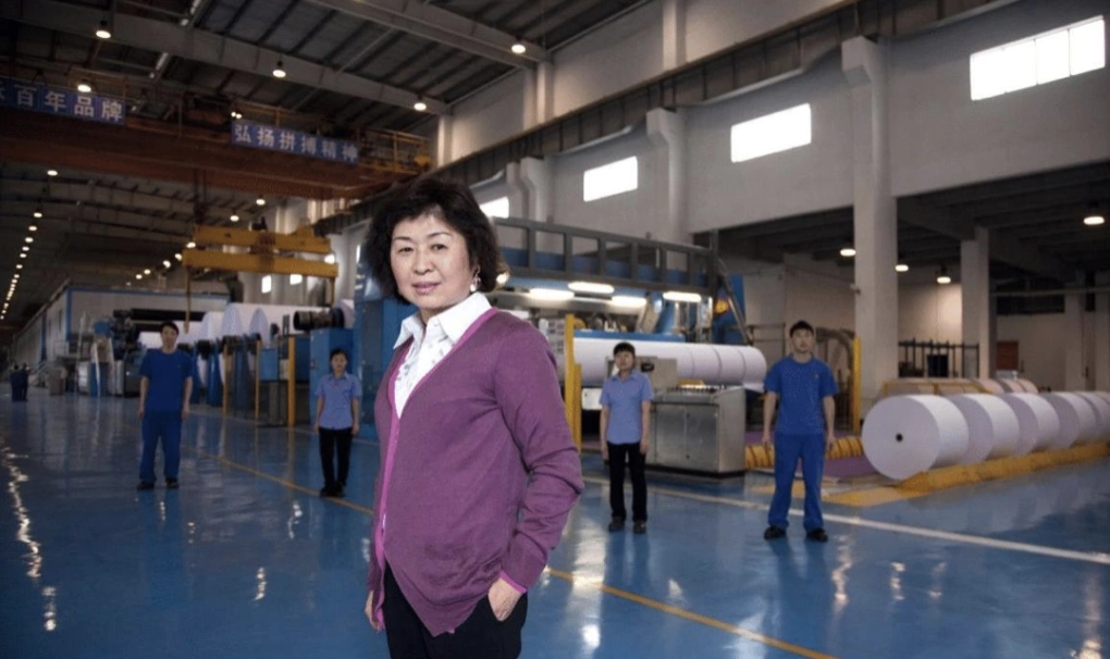 Zhang Yin cùng chồng xây dựng nhà máy sản xuất giấy tại Mỹ, chuyên cung cấp bìa cứng chất lượng cao giữa những năm 1990. Ảnh: Sohu