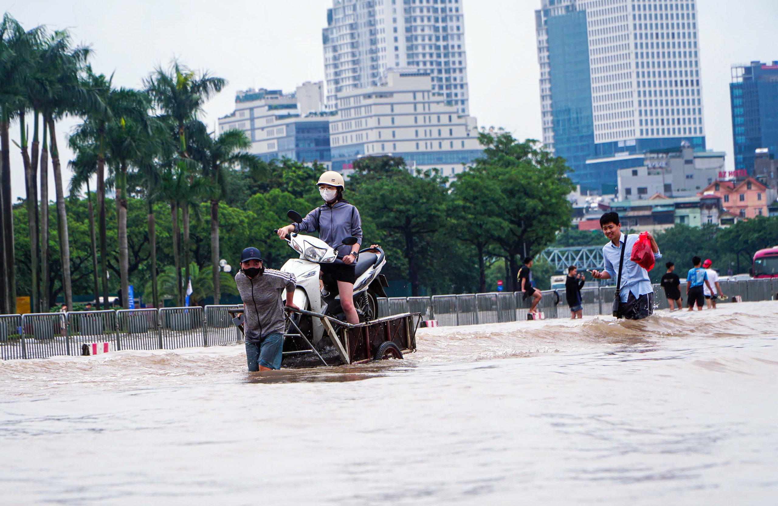 Mưa lớn ở miền Bắc: Không kịp trở tay với nước lũ - Ảnh 5. Mưa lớn ở miền Bắc: Không kịp trở tay với nước lũ - Ảnh 3.