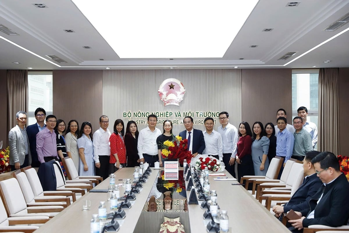 Tập thể Cục Biến đổi khí hậu chúc mừng ông Tăng Thế Cường nhận nhiệm vụ mới. Ảnh: Hữu Công. Tập thể Cục Biến đổi khí hậu chúc mừng ông Tăng Thế Cường nhận nhiệm vụ mới. Ảnh: Hữu Công.