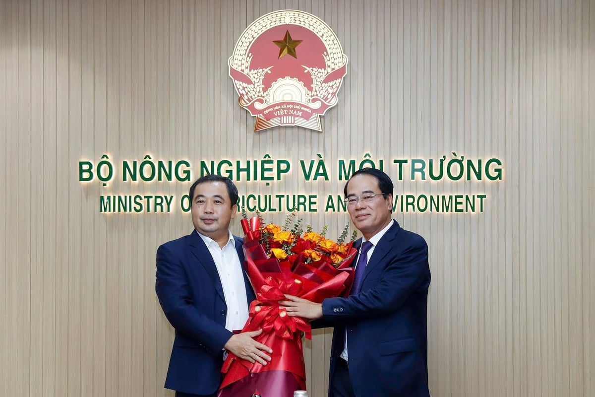 Bộ trưởng Trần Đức Thắng tặng hoa chúc mừng Cục trưởng Tăng Thế Cường. Ảnh: Hữu Công. Bộ trưởng Trần Đức Thắng tặng hoa chúc mừng Cục trưởng Tăng Thế Cường. Ảnh: Hữu Công.