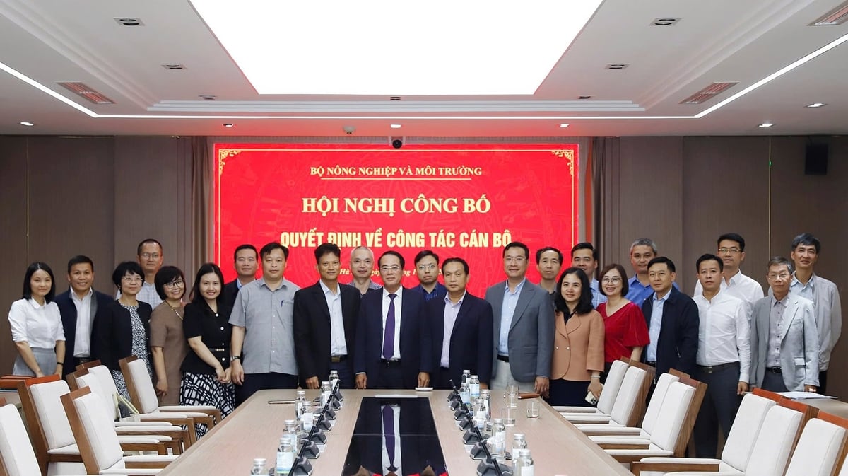Tập thể Cục Môi trường chúc mừng Cục trưởng Tăng Thế Cường trên cương vị mới. Ảnh: Hữu Công. Tập thể Cục Môi trường chúc mừng Cục trưởng Tăng Thế Cường trên cương vị mới. Ảnh: Hữu Công.